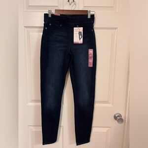 Levi’s signature pull on Dark Blue Skinny Jeans for Women size 6M